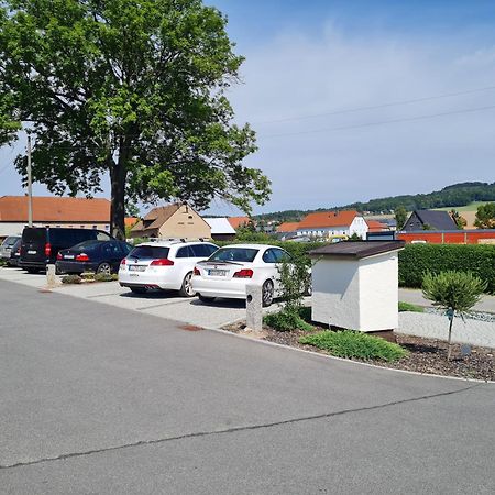 Walddorf  Familien- Und Apartmenthotel Lerchenberghof מראה חיצוני תמונה